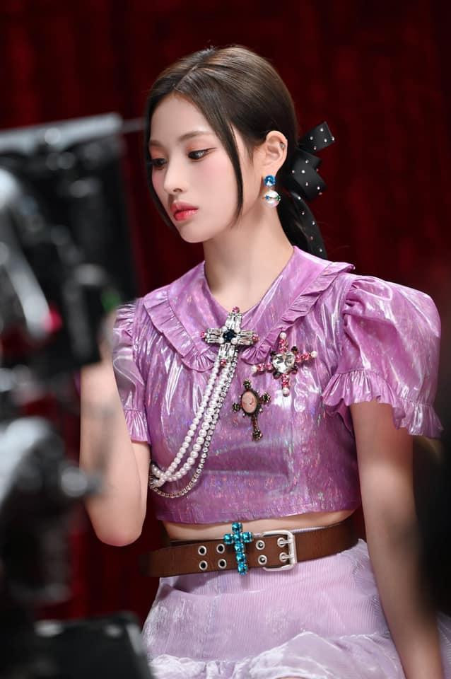 Bên cạnh đó, nhiều cộng đồng mạng cũng đặt dấu hỏi cho &quot;lý do cá nhân&quot; mà Jinni quyết định rời NMIXX và công ty mình đã gắn bó bấy lâu là sức khỏe hay vẫn còn những ẩn tình nào khác.