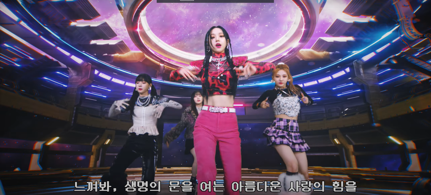 Visual của 4 cô gái aespa đã "cứu" những trang phục mang phong cách Y2K có phần hơi "sến" này.