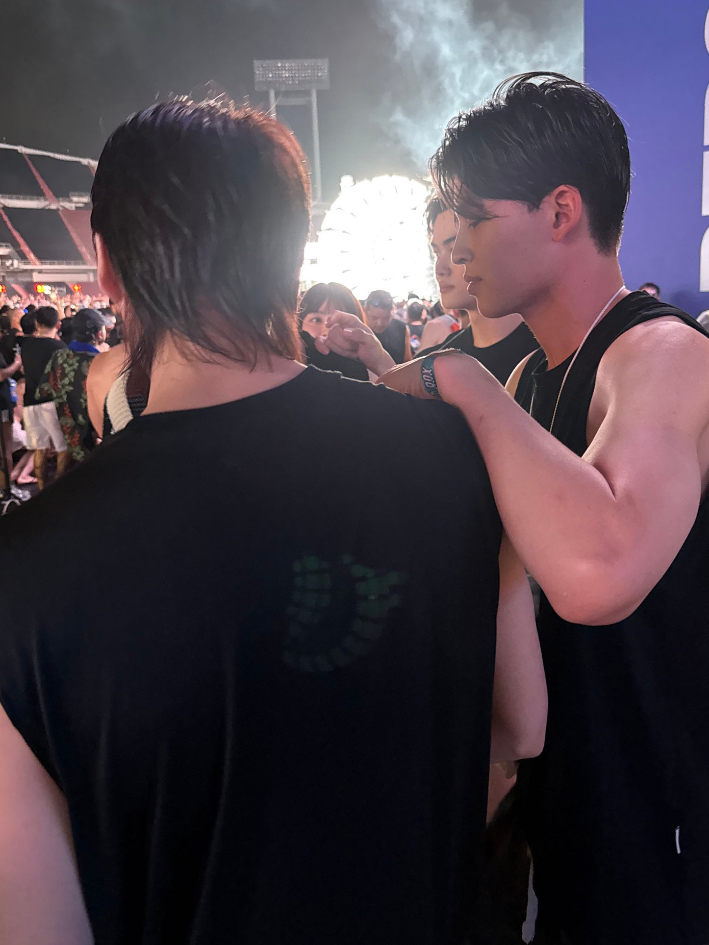 Hình ảnh chớp nhoáng được fan nhanh tay ghi lại sự xuất hiện của Pond và Phuwin - một trong những "át chủ bài" couple BL của "ông lớn" GMMTV. Hình ảnh chớp nhoáng được fan nhanh tay ghi lại sự xuất hiện của Pond và Phuwin - một trong những "át chủ bài" couple BL của "ông lớn" GMMTV.