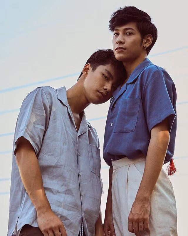 Còn Ohm Pawat cũng không kém cạnh khi đã có kinh nghiệm với thể loại boylove trước khi đến với Bad Buddy. Anh từng nhận được nhiều giải thưởng cùng những lời phê bình tích cực từ giới chuyên môn khi đảm nhận vai chính trong He's Coming To Me.