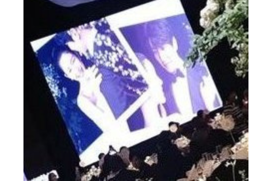 Chú rể Lee Seung Gi với bộ suit lịch lãm bên cô dâu Lee Da In cười "tươi như hoa". Chú rể Lee Seung Gi với bộ suit lịch lãm bên cô dâu Lee Da In cười "tươi như hoa".