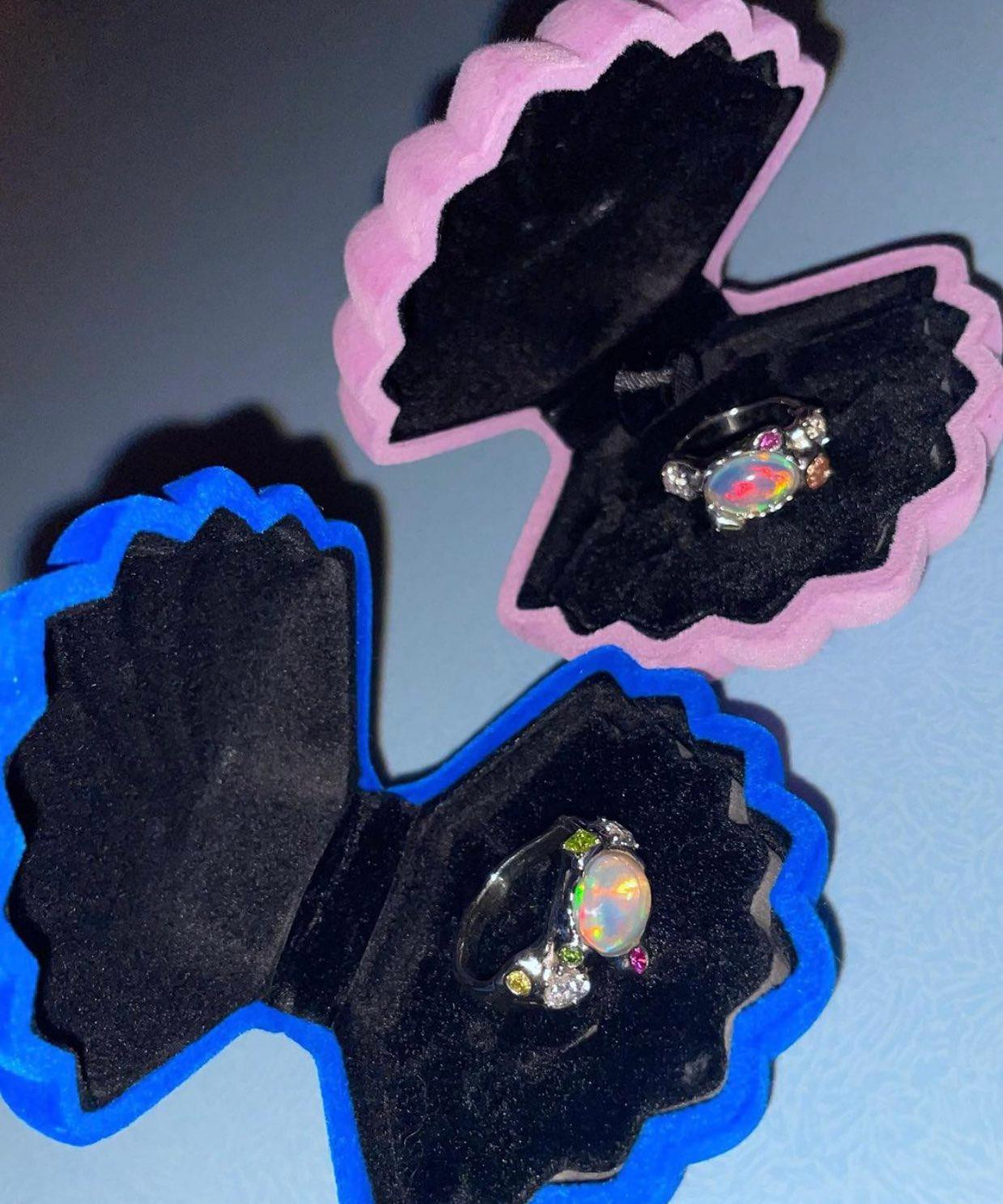 Vốn nổi tiếng với phong cách nghệ thuật độc đáo, cặp nhẫn của hai thần tượng cũng vô cùng khác biệt, được nhiều netizen dành nhiều lời khen "có cánh". Vốn nổi tiếng với phong cách nghệ thuật độc đáo, cặp nhẫn của hai thần tượng cũng vô cùng khác biệt, được nhiều netizen dành nhiều lời khen "có cánh".