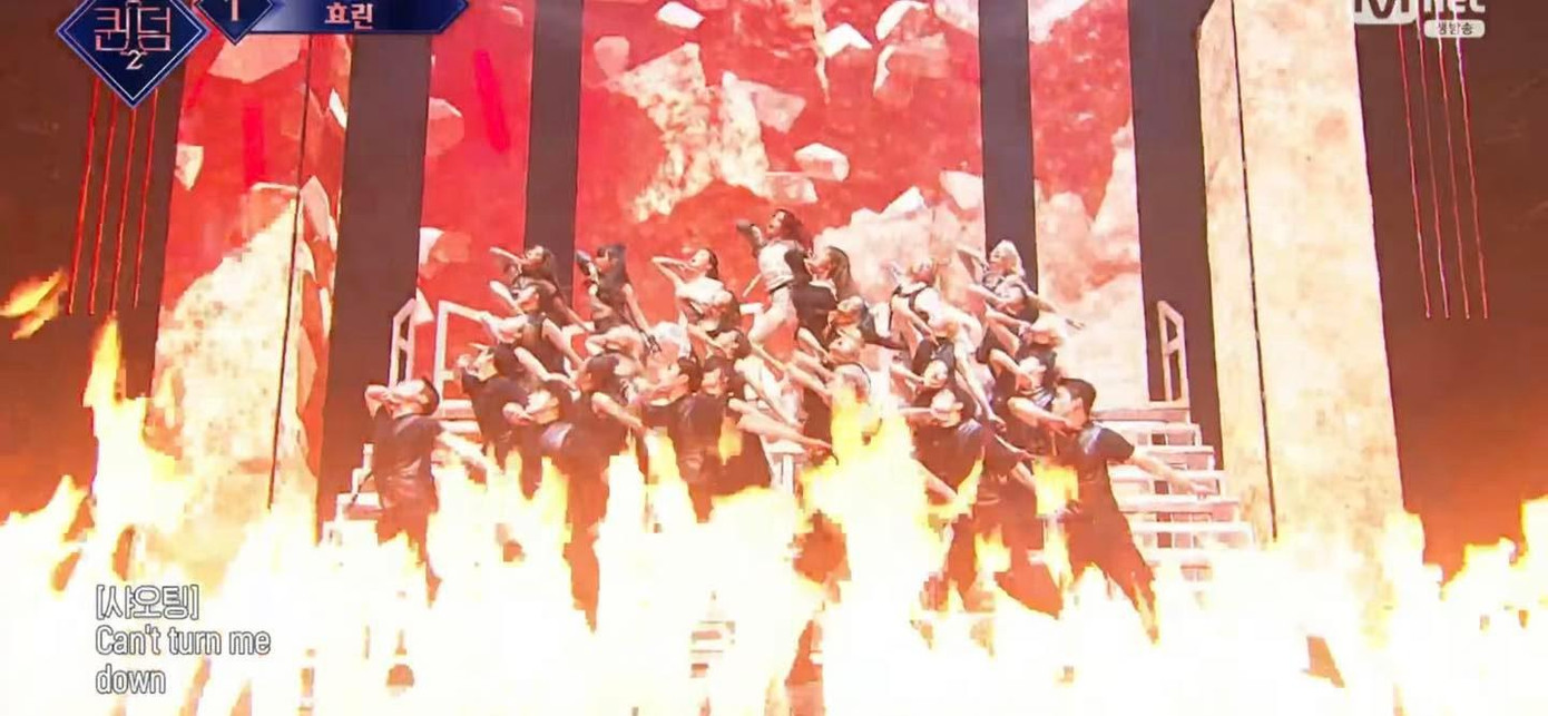 Sân khấu của Kep1er bởi hiệu ứng lửa mạnh mẽ đã khiến cả trường quay &quot;nóng lên&quot; theo nghĩa đen.