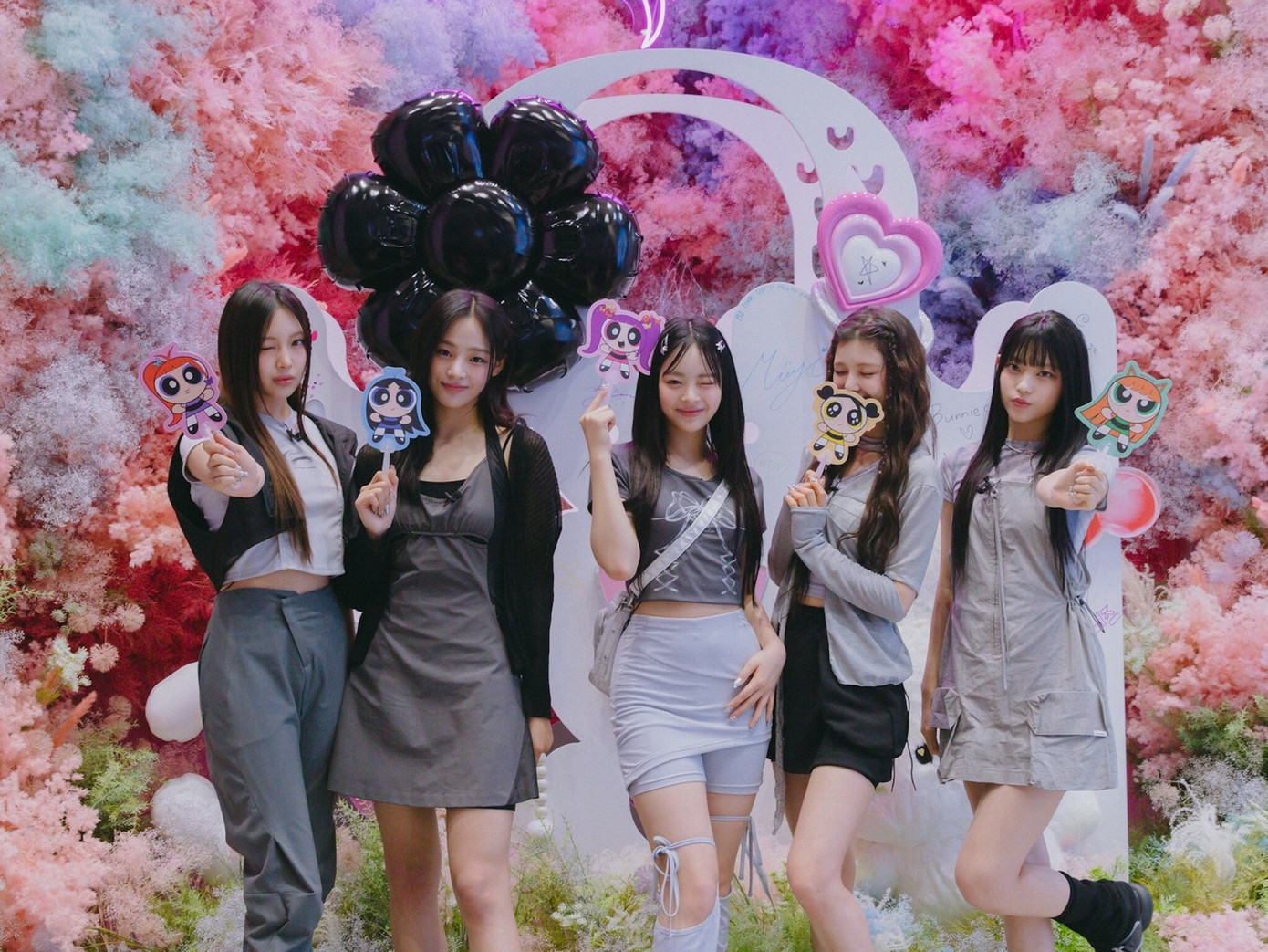 NewJeans ghé thăm cửa hàng pop-up LINE FRIENDS của mình tại Gangnam. NewJeans ghé thăm cửa hàng pop-up LINE FRIENDS của mình tại Gangnam.