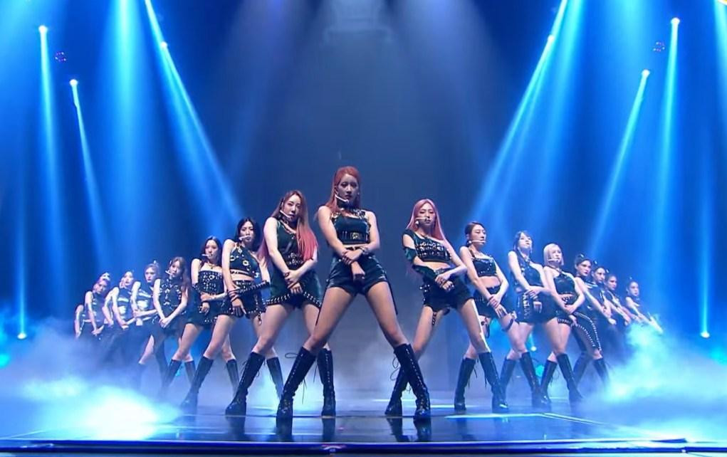 Bên cạnh sắc thái bay bổng, thần tiên đã làm nên &quot;thương hiệu&quot;, sức nóng từ vòng Chung kết Queendom 2 giúp WJSN bung tỏa nguồn &quot;năng lượng chiến binh&quot; vô cùng mạnh mẽ.