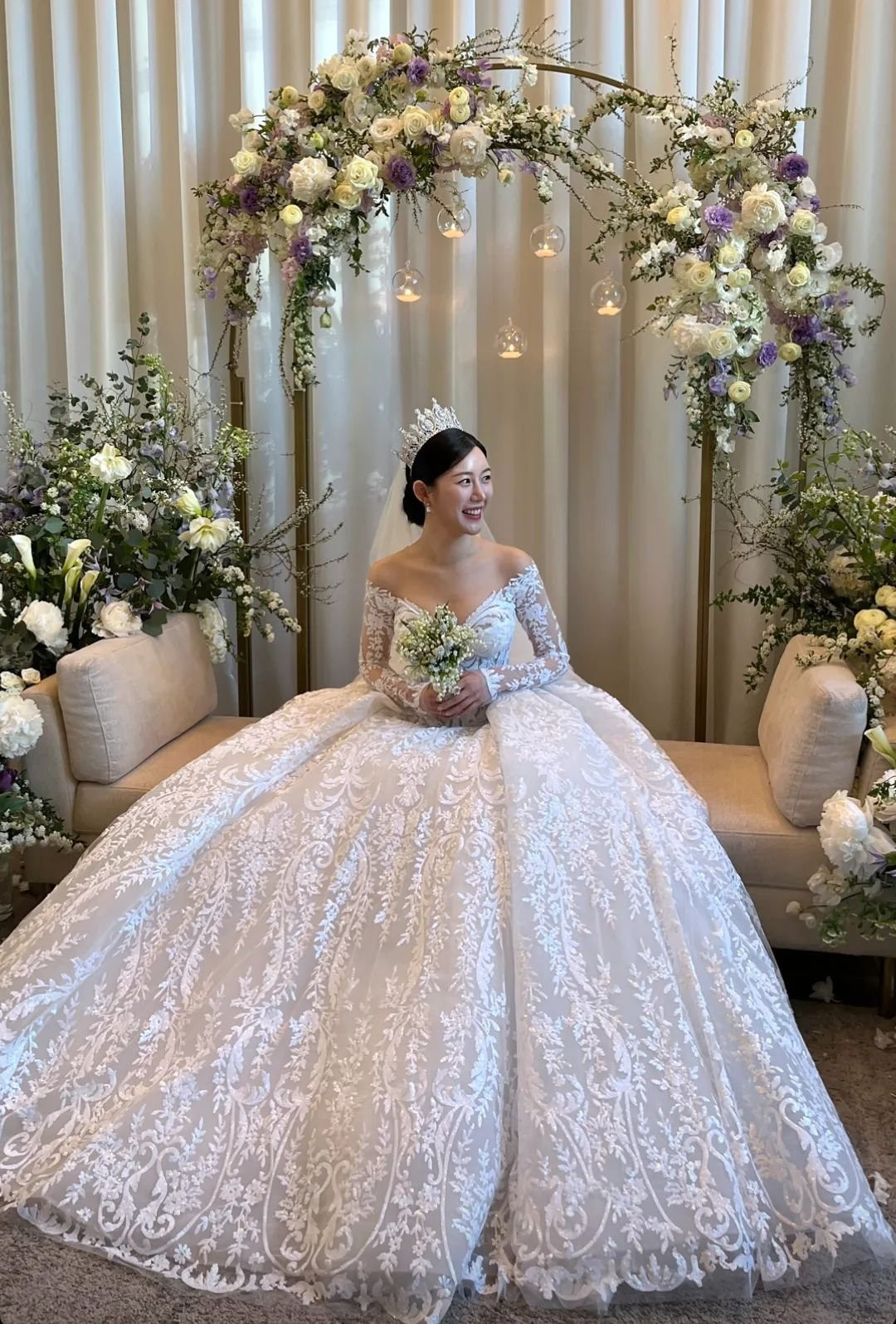 "Nữ hoàng" của ngày hôm nay gọi tên Lee Da In với sắc trắng tinh khôi từ tấm khăn voan, chiếc vương miện long lanh và hơn hết là bộ váy cưới rực rỡ với nhiều họa tiết công phu, khoe khéo vai trần quyến rũ. "Nữ hoàng" của ngày hôm nay gọi tên Lee Da In với sắc trắng tinh khôi từ tấm khăn voan, chiếc vương miện long lanh và hơn hết là bộ váy cưới rực rỡ với nhiều họa tiết công phu, khoe khéo vai trần quyến rũ.