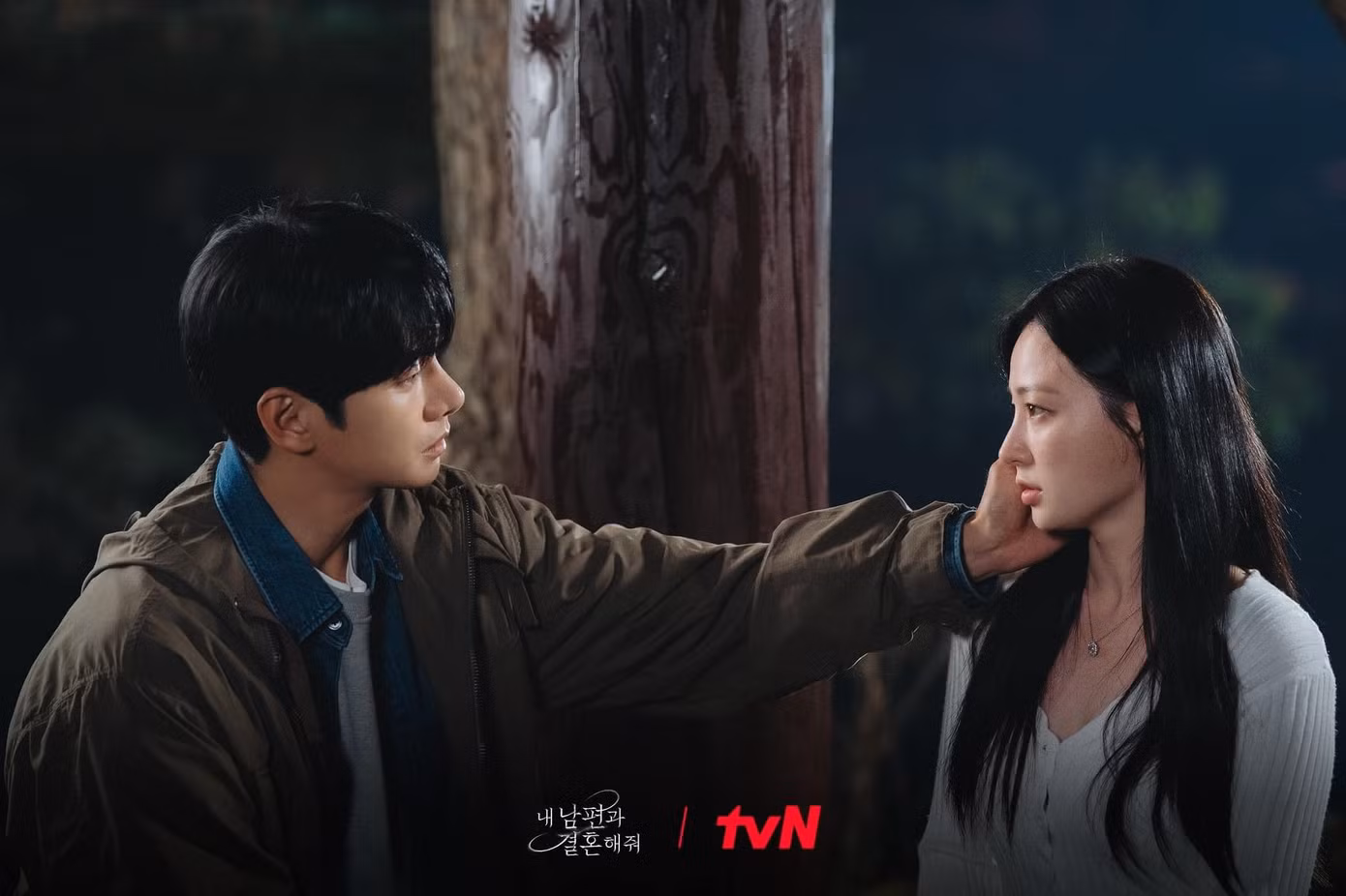 Trong khi đó, cặp đôi phản diện Park Min Hwan (Lee Yi Kyung) và Jung Soo Min (Song Ha Yoon) bắt đầu "bén lửa" tình yêu, "sập bẫy" theo đúng kế hoạch được Kang Ji Won sắp đặt sẵn.