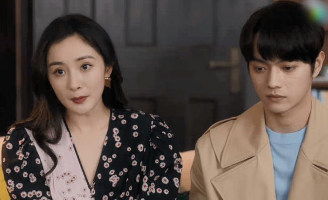 Cặp đôi Dương Mịch - Hứa Khải không tạo được "phản ứng hóa học" tự nhiên, ngược lại khiến nhiều netizen cảm nhận cả hai có sự chênh lệch tuổi tác lớn. "Nhìn như mẹ - con", cư dân mạng Trung nhận xét. Cặp đôi Dương Mịch - Hứa Khải không tạo được "phản ứng hóa học" tự nhiên, ngược lại khiến nhiều netizen cảm nhận cả hai có sự chênh lệch tuổi tác lớn. "Nhìn như mẹ - con", cư dân mạng Trung nhận xét.