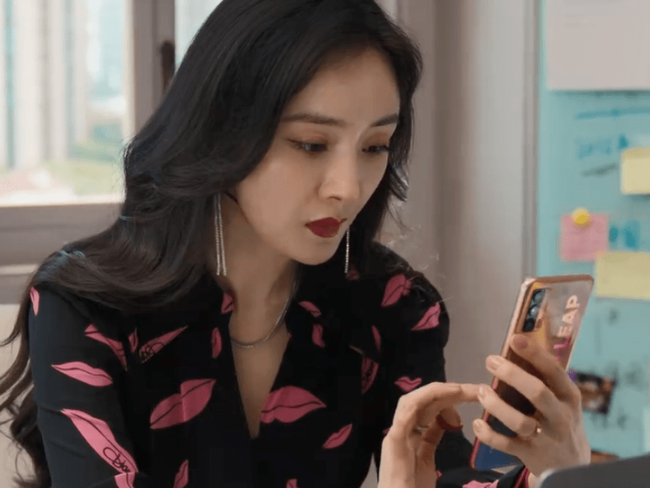 Kiểu tóc, lối make-up cùng họa tiết trang phục khiến Dương Mịch dễ dàng trở thành "bà thím" trong nhiều phân cảnh. Kiểu tóc, lối make-up cùng họa tiết trang phục khiến Dương Mịch dễ dàng trở thành "bà thím" trong nhiều phân cảnh.