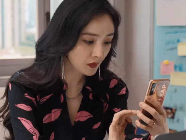 Kiểu tóc, lối make-up cùng họa tiết trang phục khiến Dương Mịch dễ dàng trở thành "bà thím" trong nhiều phân cảnh.
