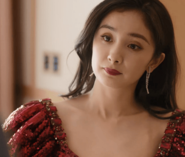 Khán giả cho rằng Dương Mịch trong Định Luật Tình Yêu 80/20 bị dìm bởi những bộ trang phục lòe loẹt, sến súa, kiểu trang điểm đậm là cô càng trông già hơn. Khán giả cho rằng Dương Mịch trong Định Luật Tình Yêu 80/20 bị dìm bởi những bộ trang phục lòe loẹt, sến súa, kiểu trang điểm đậm là cô càng trông già hơn.