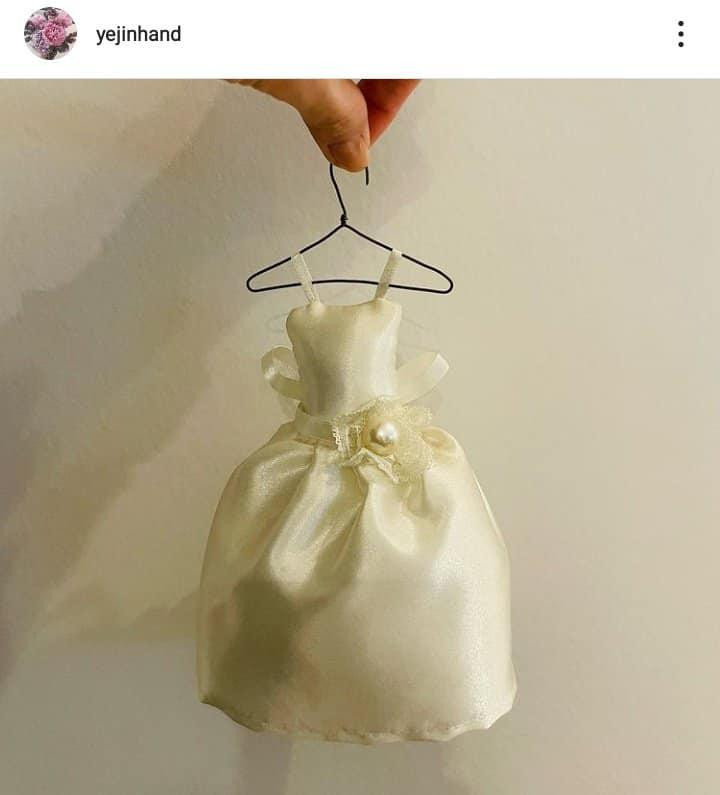 Son Ye Jin đã đăng tải hình ảnh chiếc váy cưới mini đáng yêu tượng trưng cho tin hỷ sắp tới của mình.