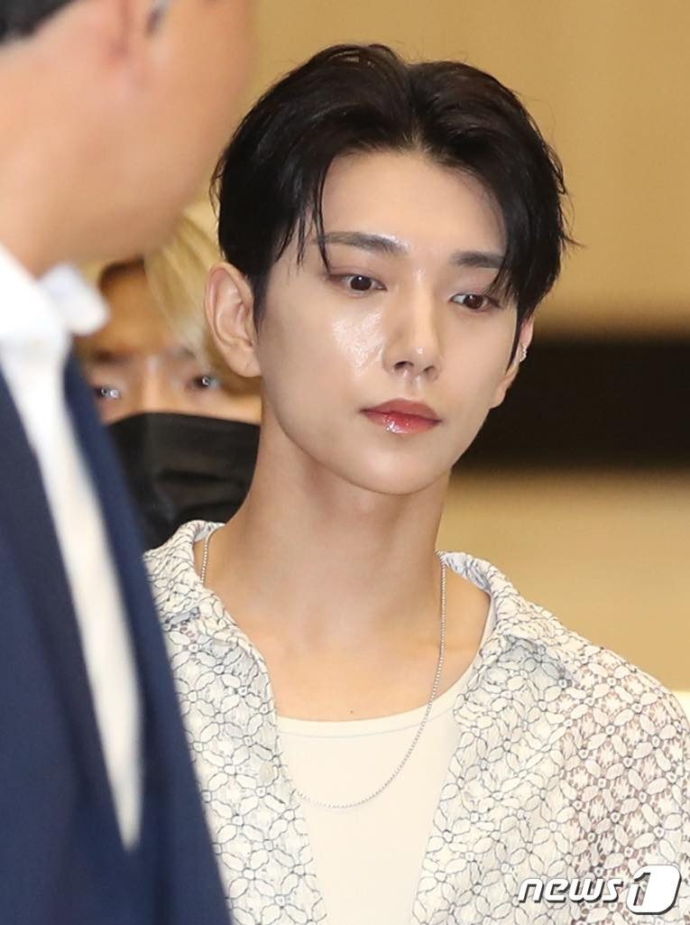 Nhiều người hâm mộ của Seventeen nhận thấy Joshua dường như đã tụt cân khi đường nét trên gương mặt anh có phần hốc hác hơn bình thường.