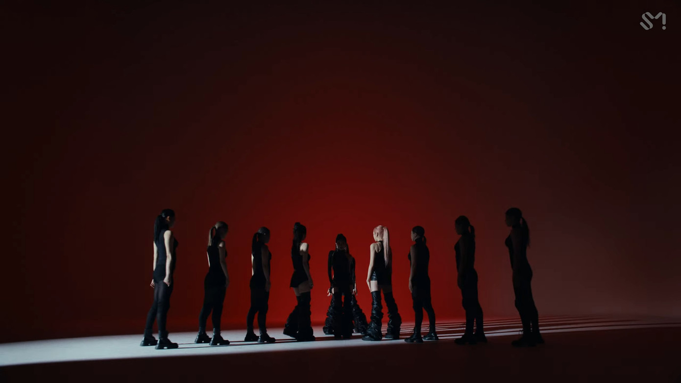 Đội hình dancer hùng hậu hỗ trợ cho aespa trong các cảnh biểu diễn cũng tạo ấn tượng mạnh cho người xem.