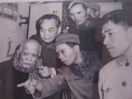 Tiểu đoàn trưởng Đinh Thế Văn (giữa) đang thuyết minh cách đánh B-52 cho Chủ tịch Tôn Đức Thắng và Đại tướng Võ Nguyên Giáp 