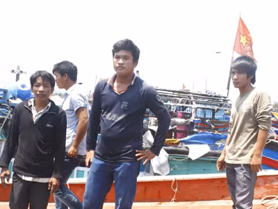 Chủ tàu Bùi Văn Phải (giữa)