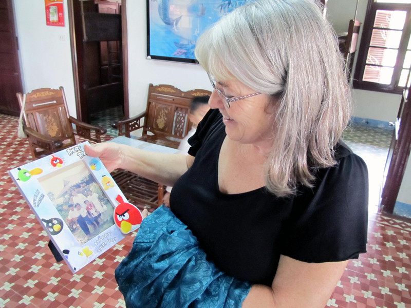 Bà Webber xem lại bức ảnh của Tiến ngày vào làng Ảnh: Nam Cường