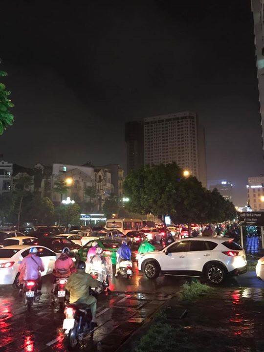 Nhiều tuyến phố ở Hà Nội tê liệt sau mưa giông ảnh 2