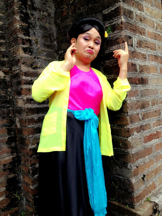 Xuân Hinh lòe loẹt trong áo tứ thân