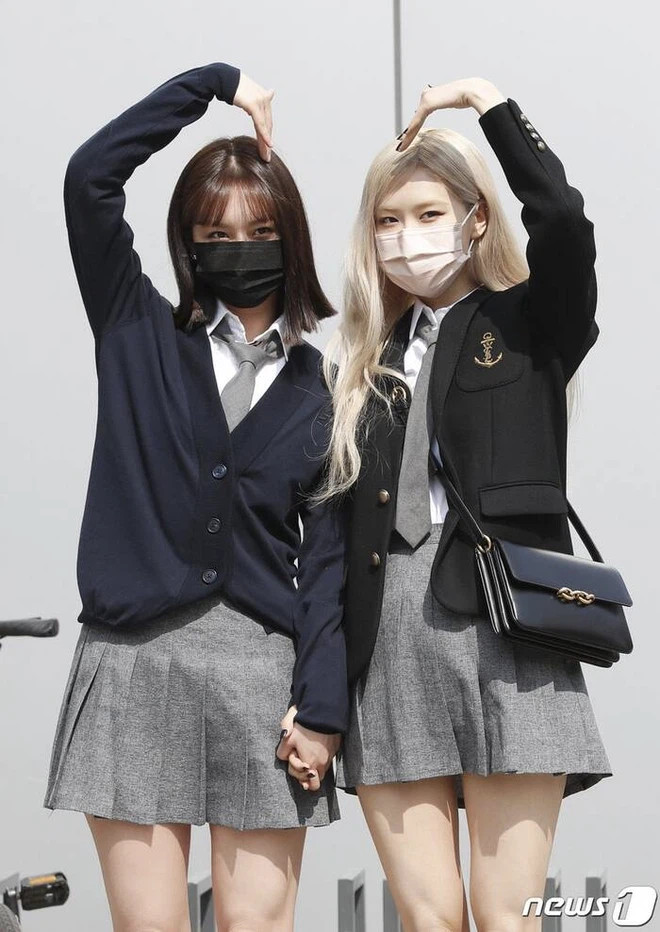 Hyeri và Rosé cũng từng diện trang phục tương tự khi tham gia chương trình.