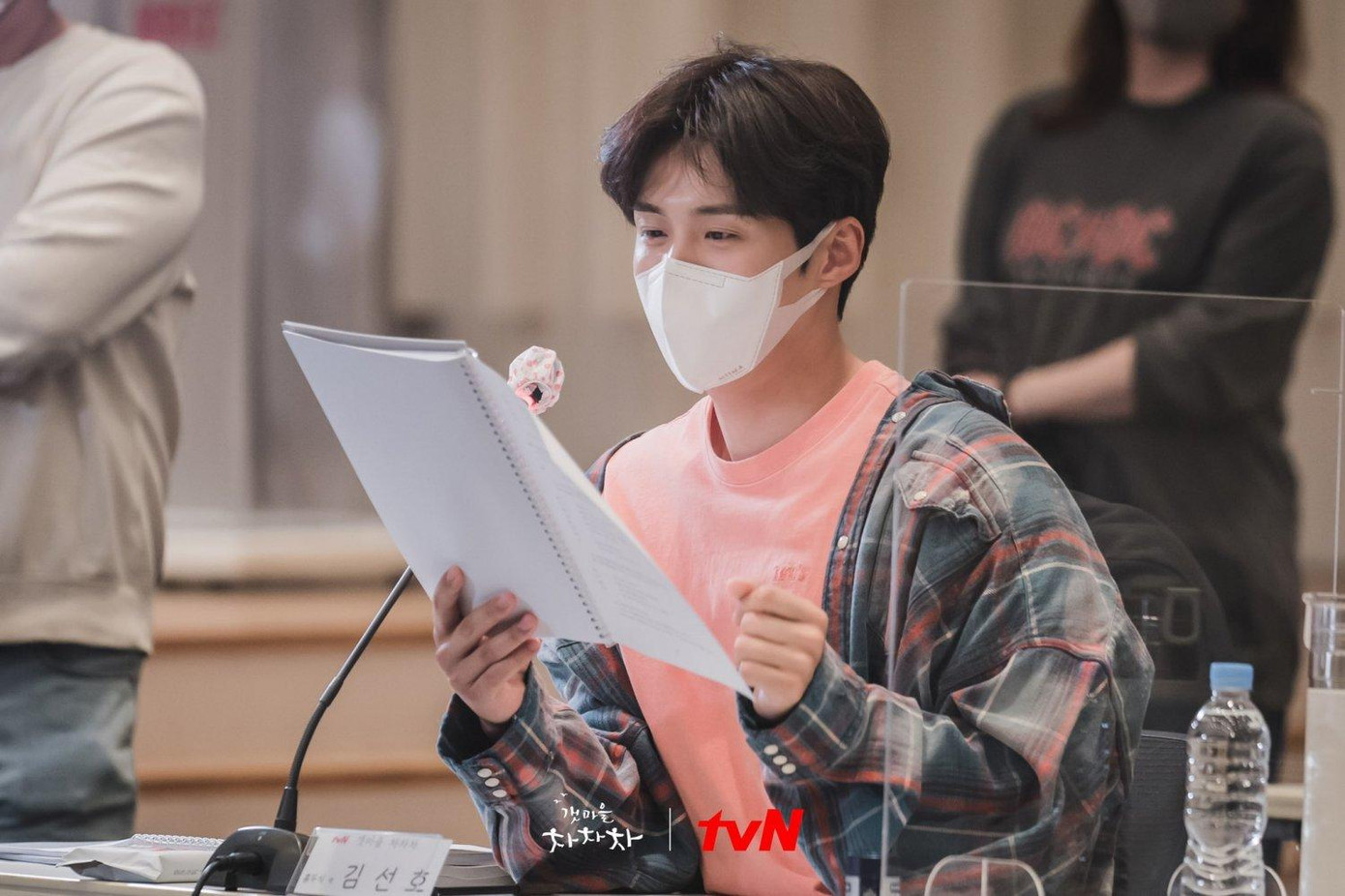 Mỹ nam má lúm Kim Seon Ho gây ấn tượng với hình ảnh trẻ trung, tươi tắn trong buổi đọc kịch bản cho bộ phim đang làm mưa làm gió Hometown Cha Cha Cha. Phong cách dễ thương của anh chàng ngoài đời không có nhiều điểm khác biệt với gu thời trang của "Tổ trưởng Hong".