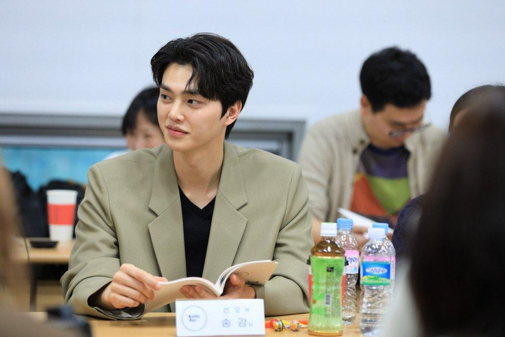 Không hề kém cạnh các đàn anh, "trai hư" Song Kang quả không hổ danh là nam thần thế hệ mới của màn ảnh nhỏ Hàn Quốc. Chỉ là đọc kịch bản mà cứ ngỡ là đang chụp họa báo.