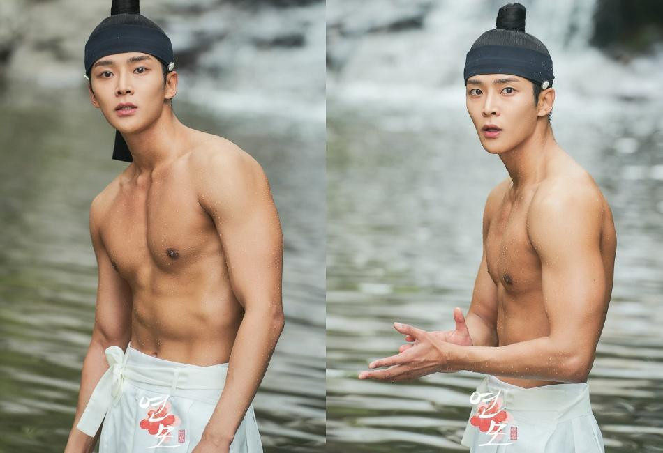 Thân hình săn chắc của Rowoon. Thân hình săn chắc của Rowoon.