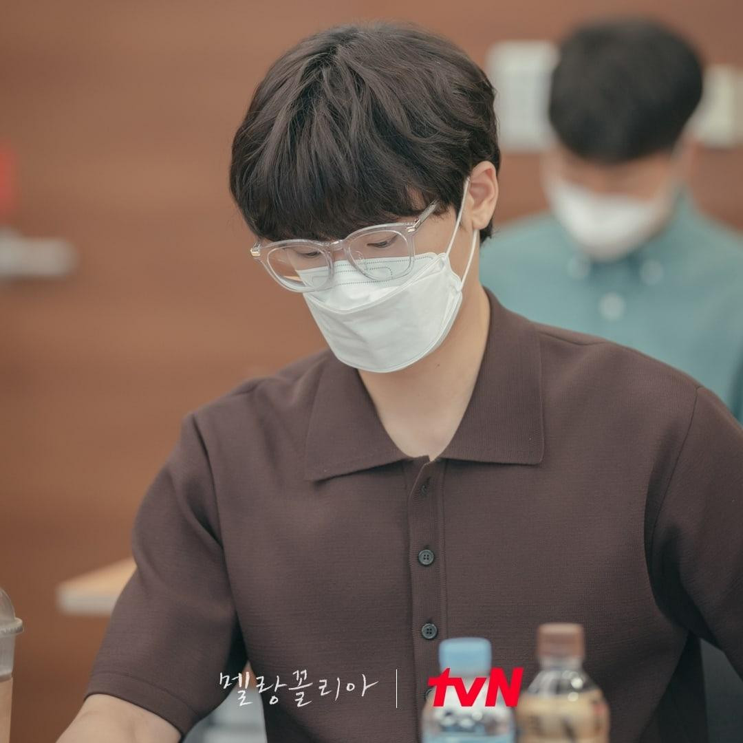 Lee Do Hyun lại ghi điểm với phong cách và thần thái thư sinh, ấm áp, đúng chuẩn "phong cách bạn trai".