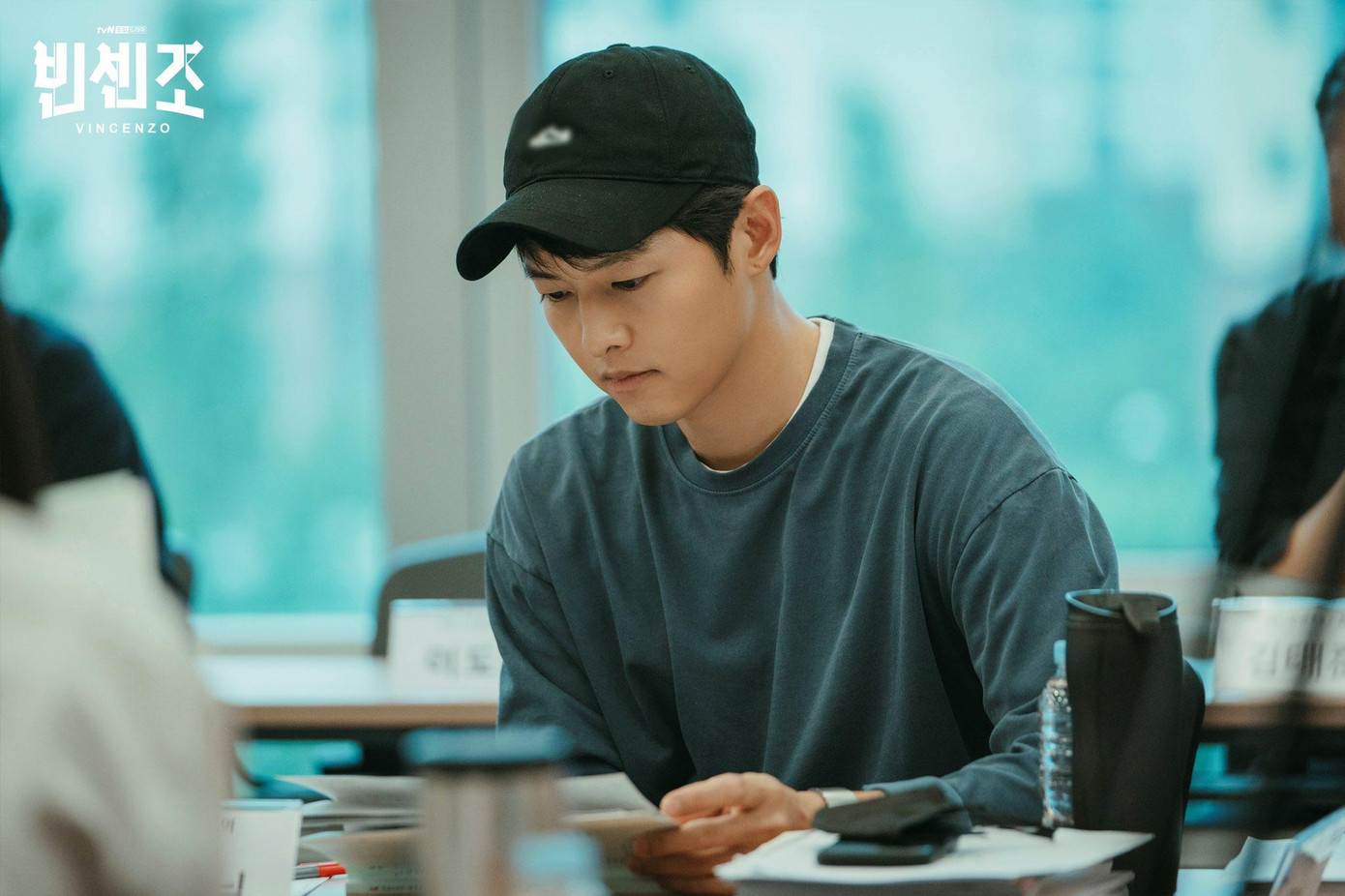 Ở độ tuổi cận kề con số 40, Song Joong Ki chưa bao giờ khiến fan thôi bất ngờ bởi diện mạo ngày càng trẻ trung. Ngôi sao Vincenzo còn tự tin khoe mặt mộc hoàn hảo trong các buổi đọc kịch bản.