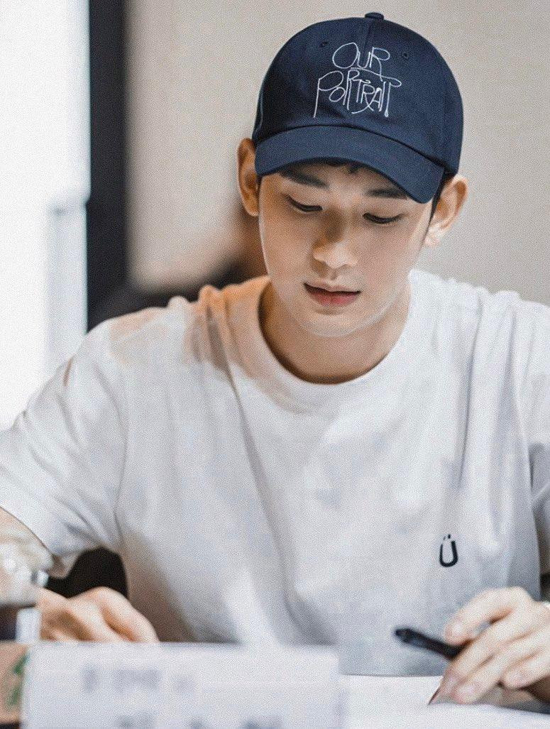Trung thành với áo phông đơn giản và mũ lưỡi trai, Kim Soo Hyun khiến các fan "đổ rạp" bởi vẻ nam tính, cuốn hút.