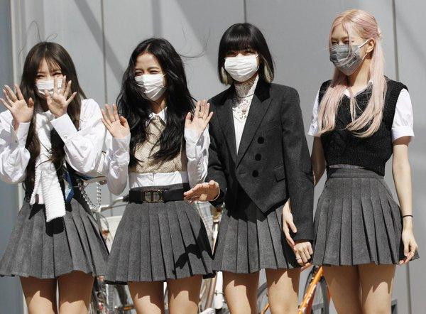 ...đồng phục của BLACKPINK.
