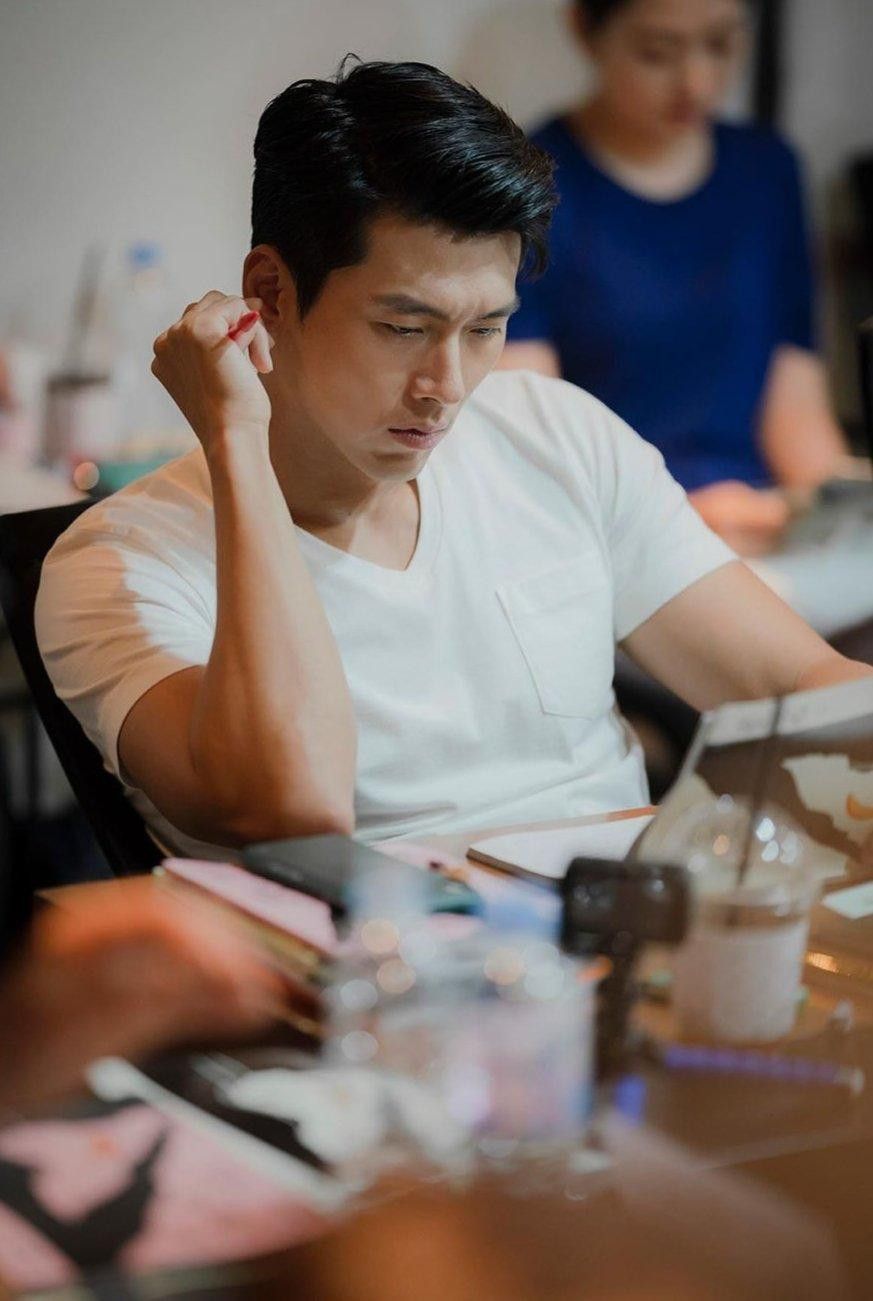 Nam tài tử Hyun Bin từ lâu đã được mệnh danh là biểu tượng nhan sắc xứ kim chi bởi vẻ ngoài điển trai, nam tính. Dù chỉ diện một chiếc áo phông trắng đơn giản nhưng diễn viên "Hạ cánh nơi anh" vẫn cực kỳ thu hút, góc mặt được fan ví von là "đẹp như tượng tạc".