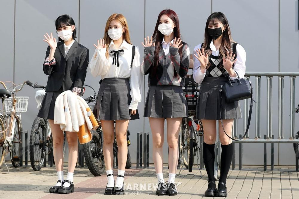 Bộ đồng phục của aespa với tông màu trắng xám bị cho là bắt chước...