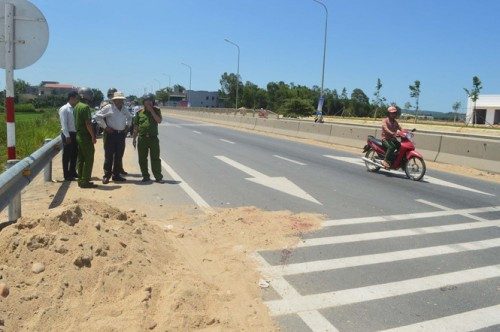 BẢN TIN ATGT: Va chạm xe rơ moóc, hai vợ chồng chết thảm ảnh 3