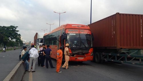 BẢN TIN ATGT: Va chạm xe rơ moóc, hai vợ chồng chết thảm ảnh 2