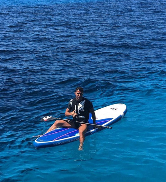 Đeo mặt nạ, Ronaldo nhí nhảnh lên đường dự EURO 2016 ảnh 3