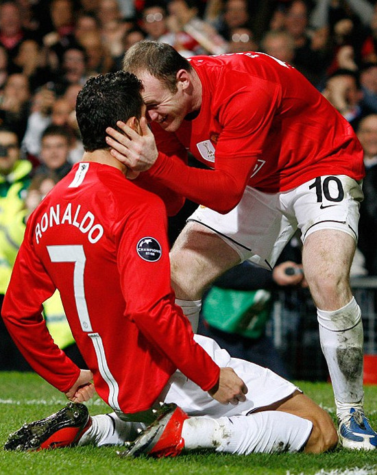 Đeo mặt nạ, Ronaldo nhí nhảnh lên đường dự EURO 2016 ảnh 4