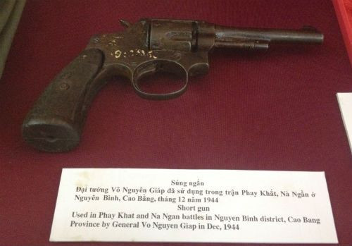 Khẩu súng ngắn Đại tướng Võ Nguyên Giáp đã sử dụng trong trận Phay Khắt, Nà Ngần năm 1944