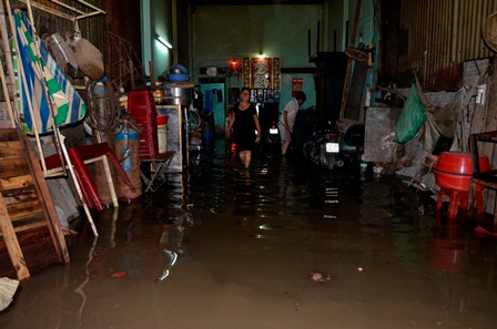 Đường phố TPHCM ngập lênh láng, dân trắng đêm tát nước ảnh 2