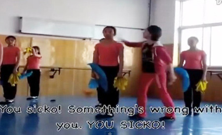 Dùng tay ấn đầu nữ sinh