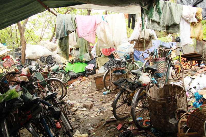 Một góc bãi rác, nơi để xe đạp của những người đi thu mua phế liệu. Ảnh: Trường Phong