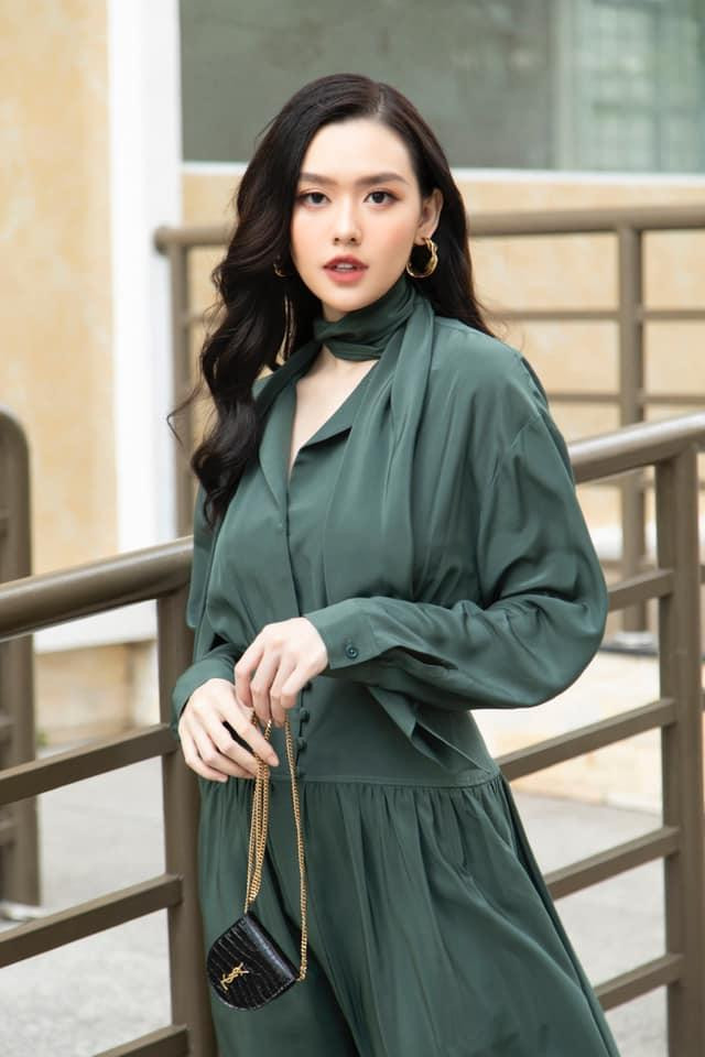 Là một trong những nàng hậu xinh đẹp và quyến rũ nhất showbiz, Á hậu Tường San quyết định lên xe hoa ở tuổi 20. Một năm sau, người đẹp thực hiện thiên chức làm mẹ và chào đón đứa con đầu lòng ở tuổi 21.