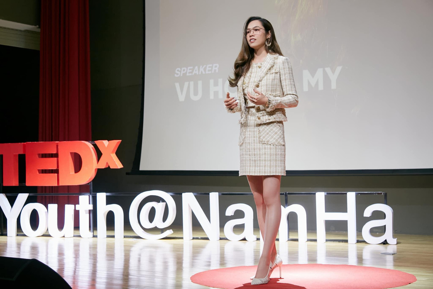 Có lẽ trình độ ngoại ngữ ấn tượng cũng chính là lý do giúp Hoàng My trở thành Á hậu duy nhất bước ra từ cuộc thi Hoa hậu Việt Nam có cơ hội được đại diện quốc gia tham dự hai cuộc thi nhan sắc lớn nhất hành tinh là Miss World và Miss Universe.