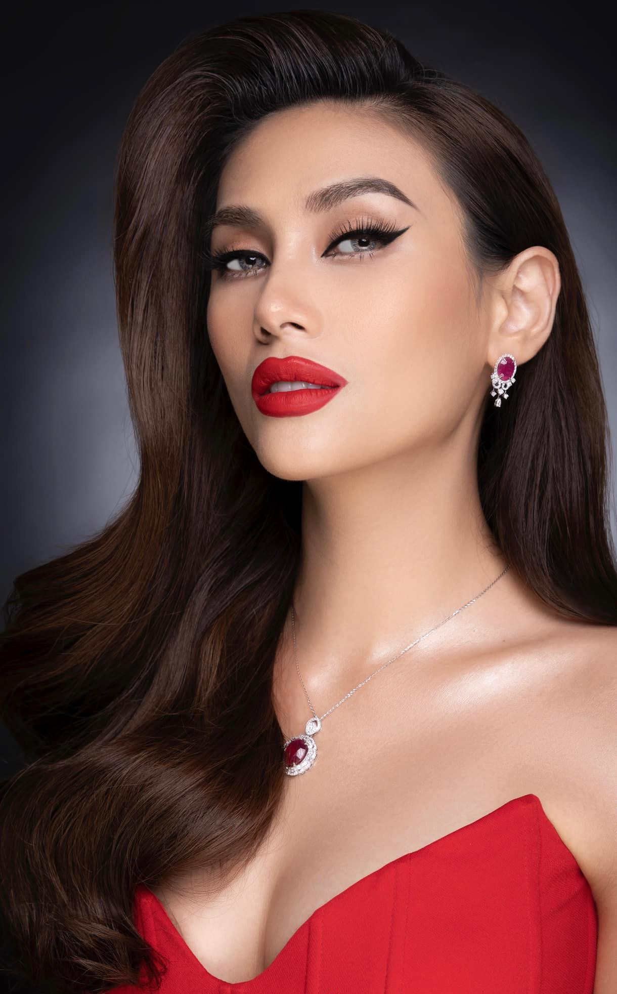 Á hậu Võ Hoàng Yến khoe nhan sắc kiêu sa và nóng bỏng khi diện váy cúp ngực tông màu đỏ rực.