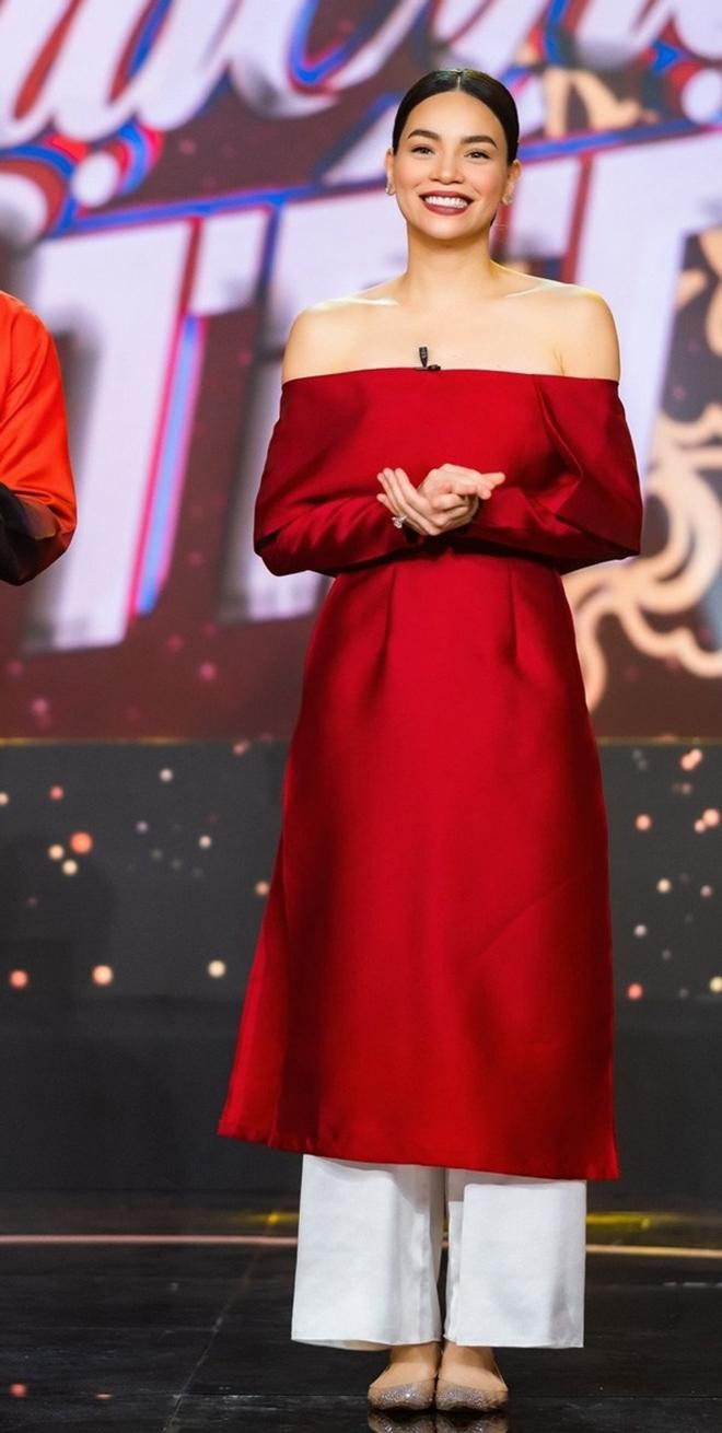 Khác với Thuỳ Tiên, Hà Hồ sử dụng cách làm tóc và trang điểm nhẹ nhàng để tôn lên nét quý phái.