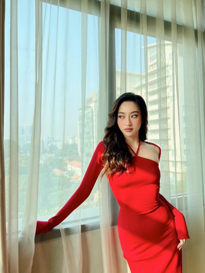 Thiết kế kiểu cổ yếm giúp nàng hậu sinh năm 2000 khoe trọn bờ vai trần thon thả và quyến rũ.