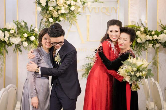 Nàng Á hậu xinh đẹp rất được lòng gia đình nhà chồng và được cưng chiều hết mực. Sau khi kết hôn, vợ chồng người đẹp chuyển đến sống tại một biệt thự đồ sộ và sang trọng ở thủ đô khiến nhiều người ngưỡng mộ.