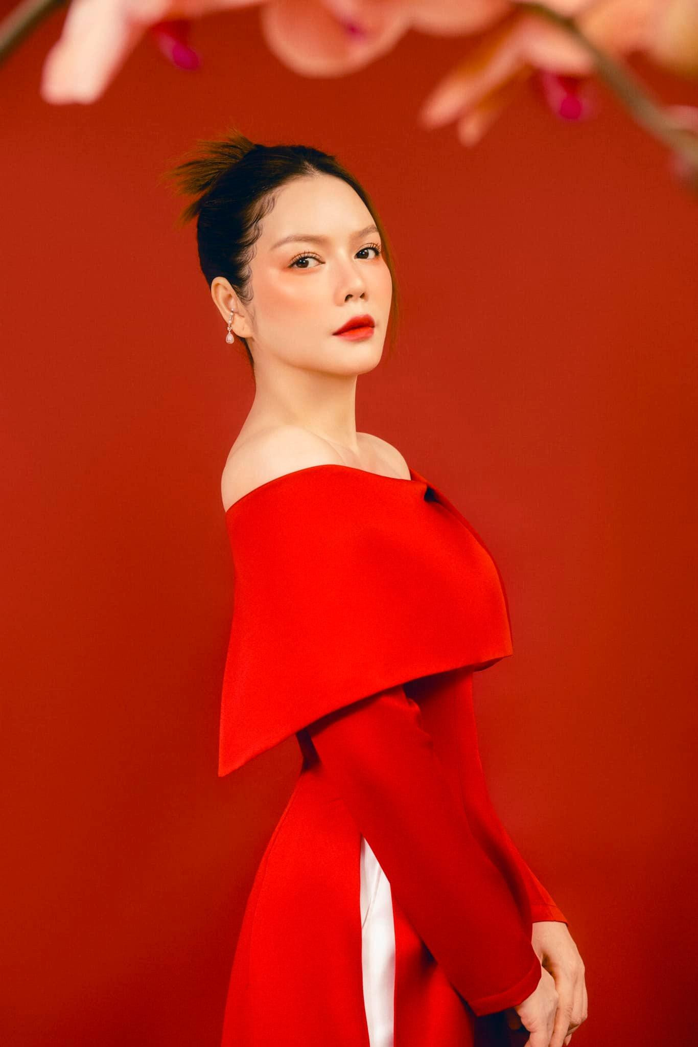 Với cách trang điểm và làm tóc nổi bật, Lý Nhã Kỳ mang đến nét đẹp kiêu sa, bí ẩn.