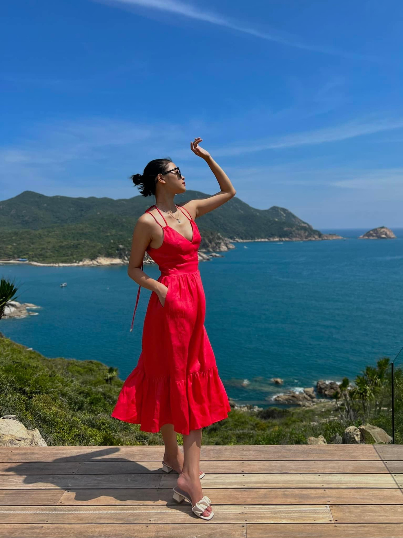 Người đẹp Biển Đào Thị Hà diện váy đỏ rực khoe dáng quyến rũ trước biển.