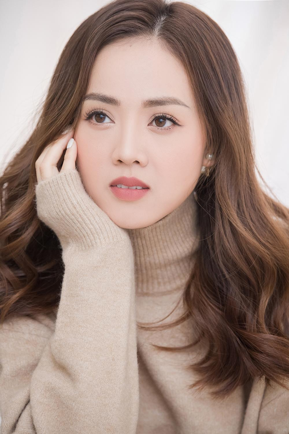 Mới đây nhân dịp tuổi mới, bà xã Công Lý thực hiện bộ ảnh chân dung nhẹ nhàng, trong sáng theo phong cách Hàn Quốc.